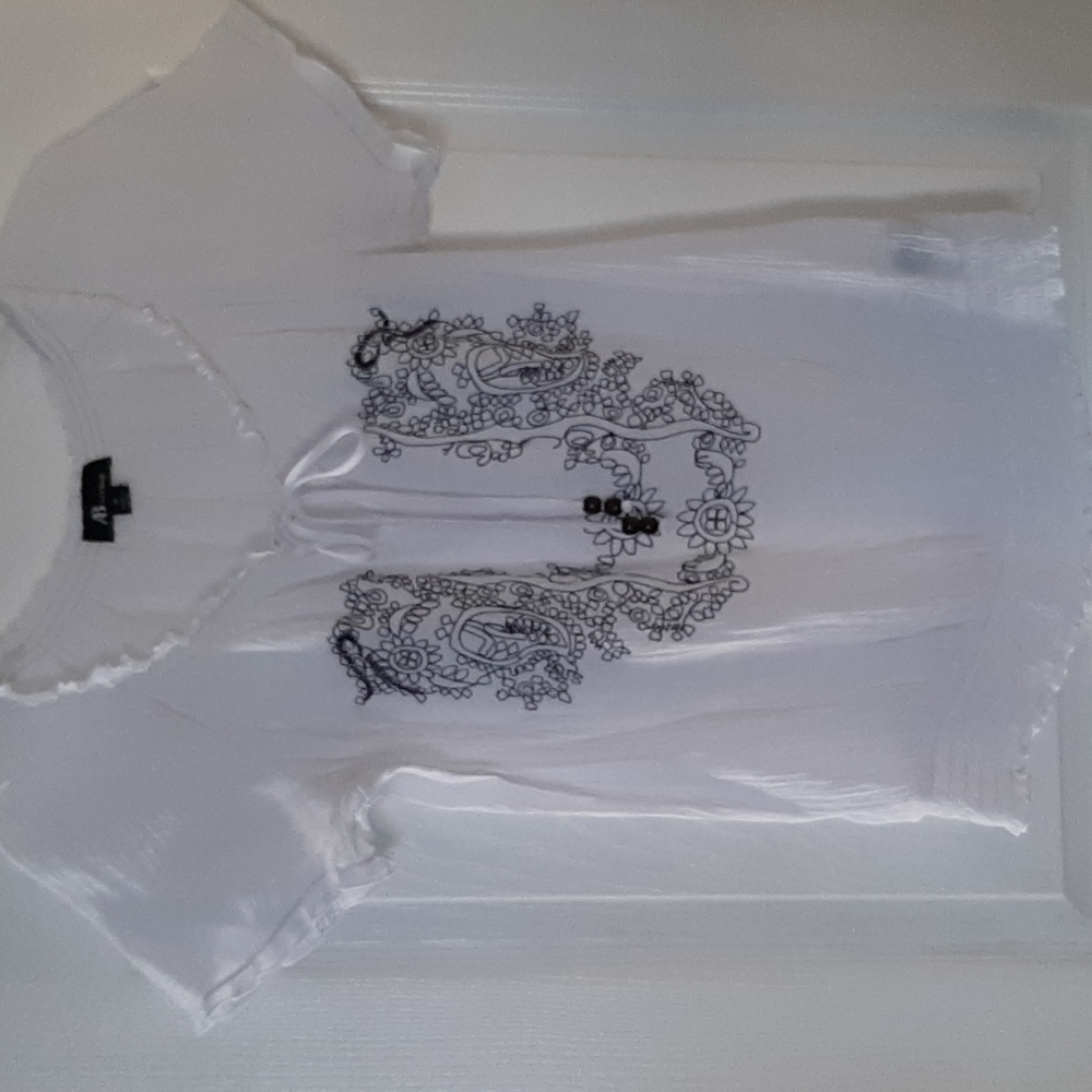 White gauze top with black design- M